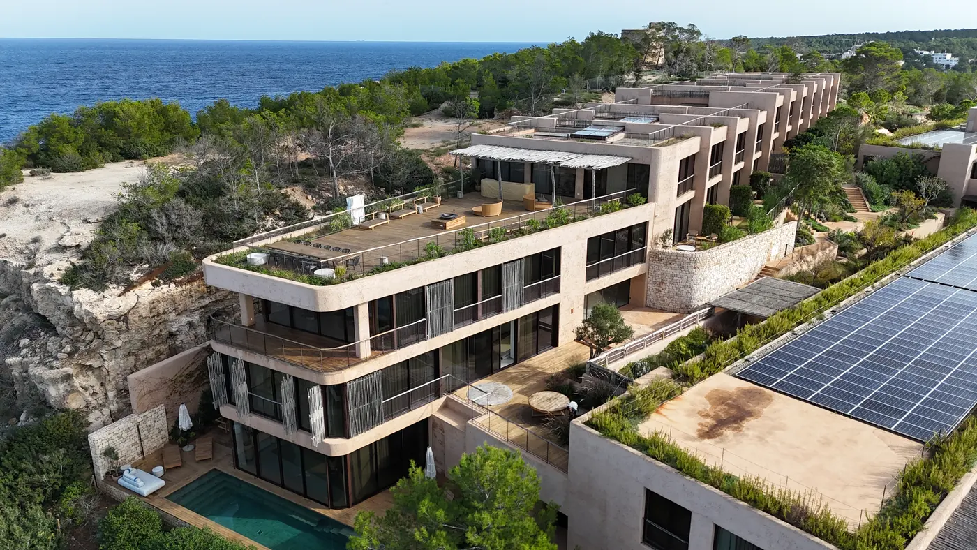 Hotel Six Senses Ibiza sobre el acantilado, con grandes superficies acristaladas