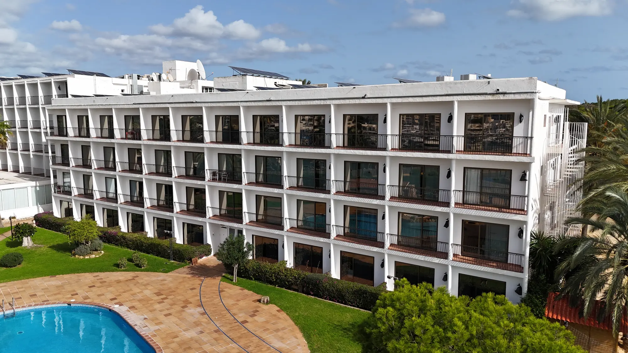 Hotel con piscina visto desde el aire