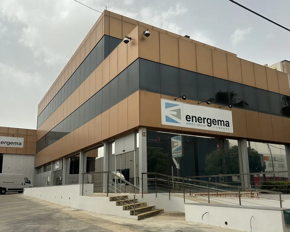 Edificio de oficinas de Energema con fachada acristalada