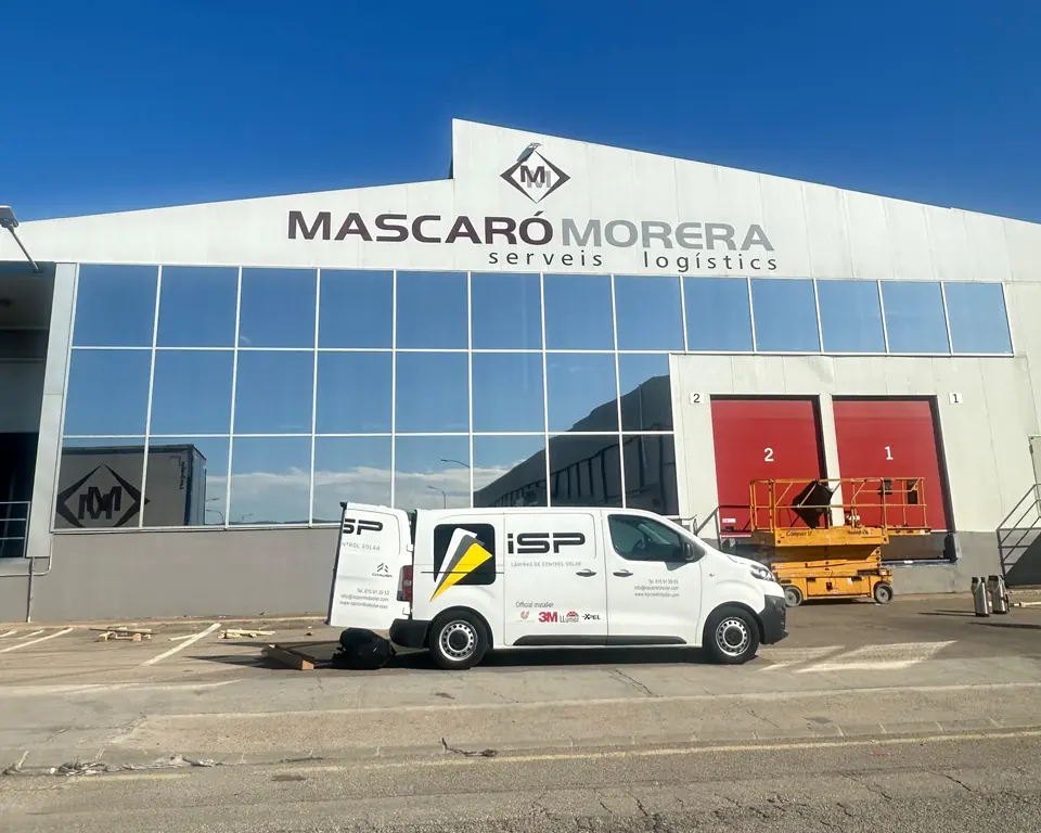 Nave y oficinas de Mascaro Morera con cristaleras