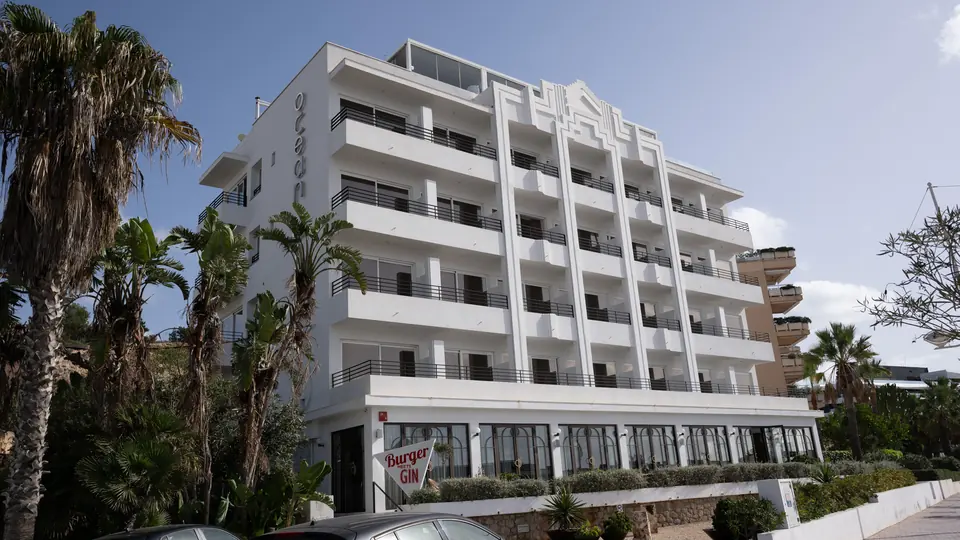 Fachada del hotel Ocean Drive en Ibiza con láminas de control solar
