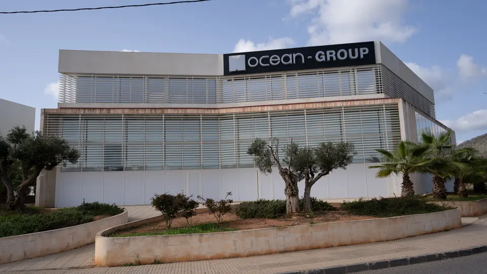 Sede de Ocean Group con fachada acristalada