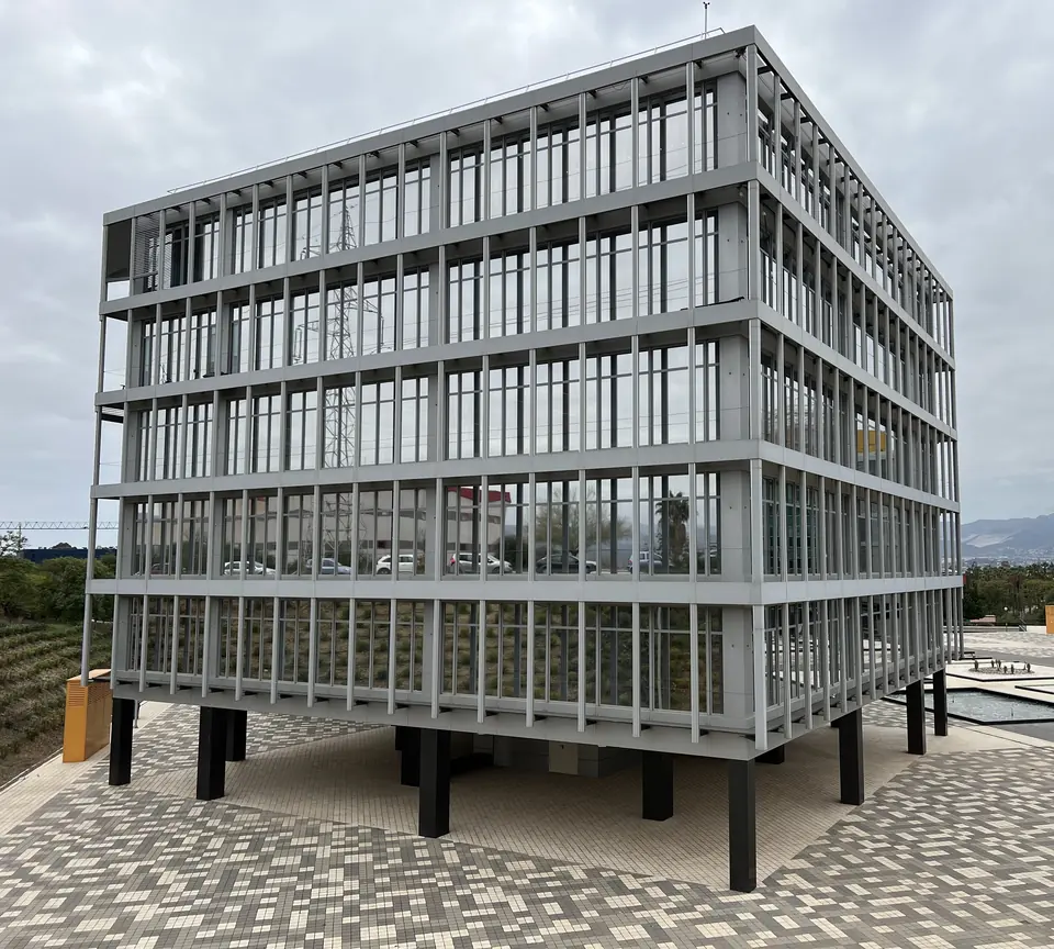 Edificio de oficinas de Oracle con fachada acristalada