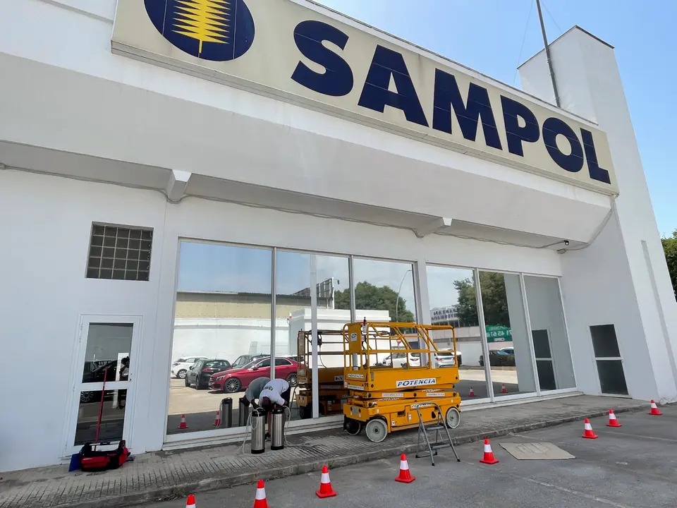 Entrada acristalada de la sede de Sampol