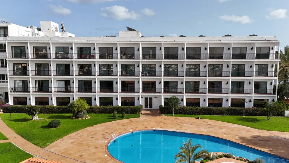 Hotel Ses Estaques en Ibiza con piscina y fachada acristalada