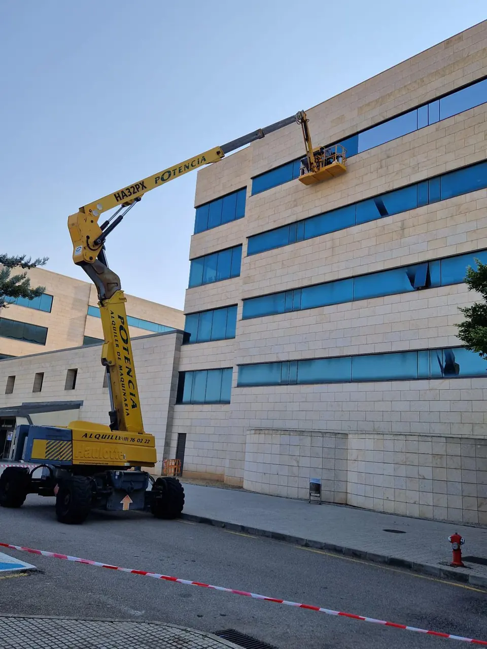 Instalación de láminas en la fachada del Hospital Son Llatzer