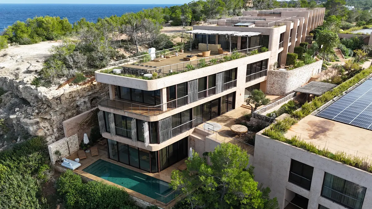 Vista aérea del hotel Six Senses Ibiza sobre el acantilado