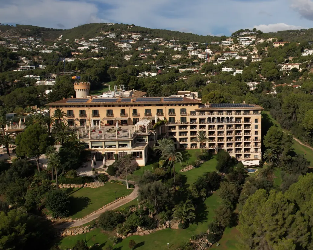 Vista aérea del Hotel Castillo Son Vida rodeado de jardines