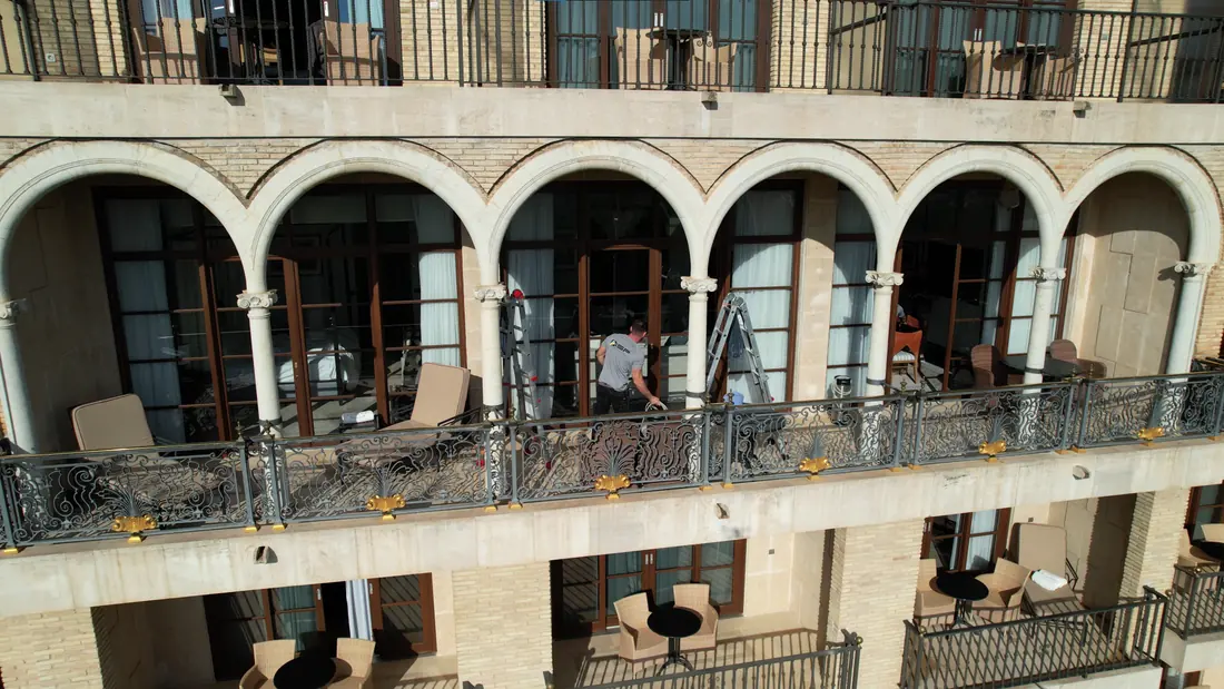 Terraza con arcos y cristaleras de un hotel de lujo