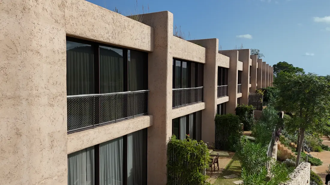 Balcones y ventanales de las habitaciones de Six Senses Ibiza
